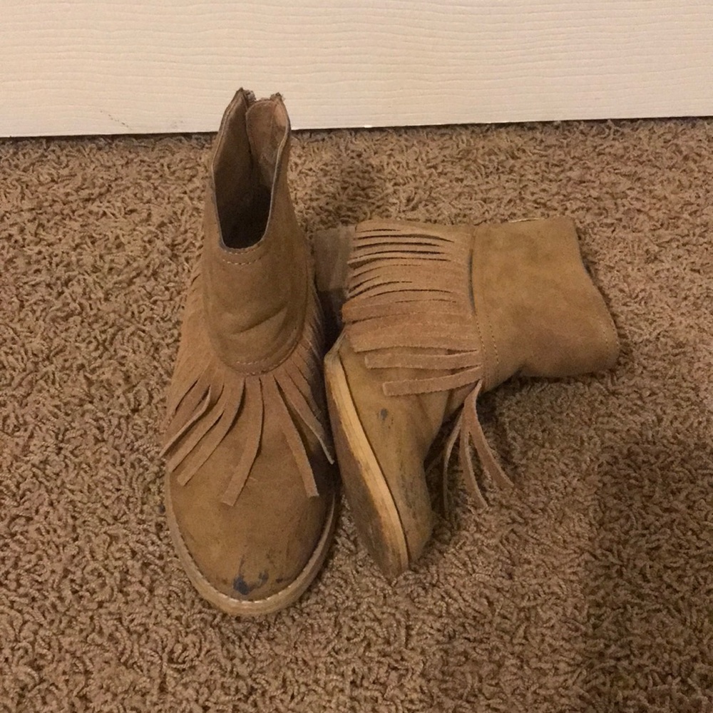 Volatile fringe boots